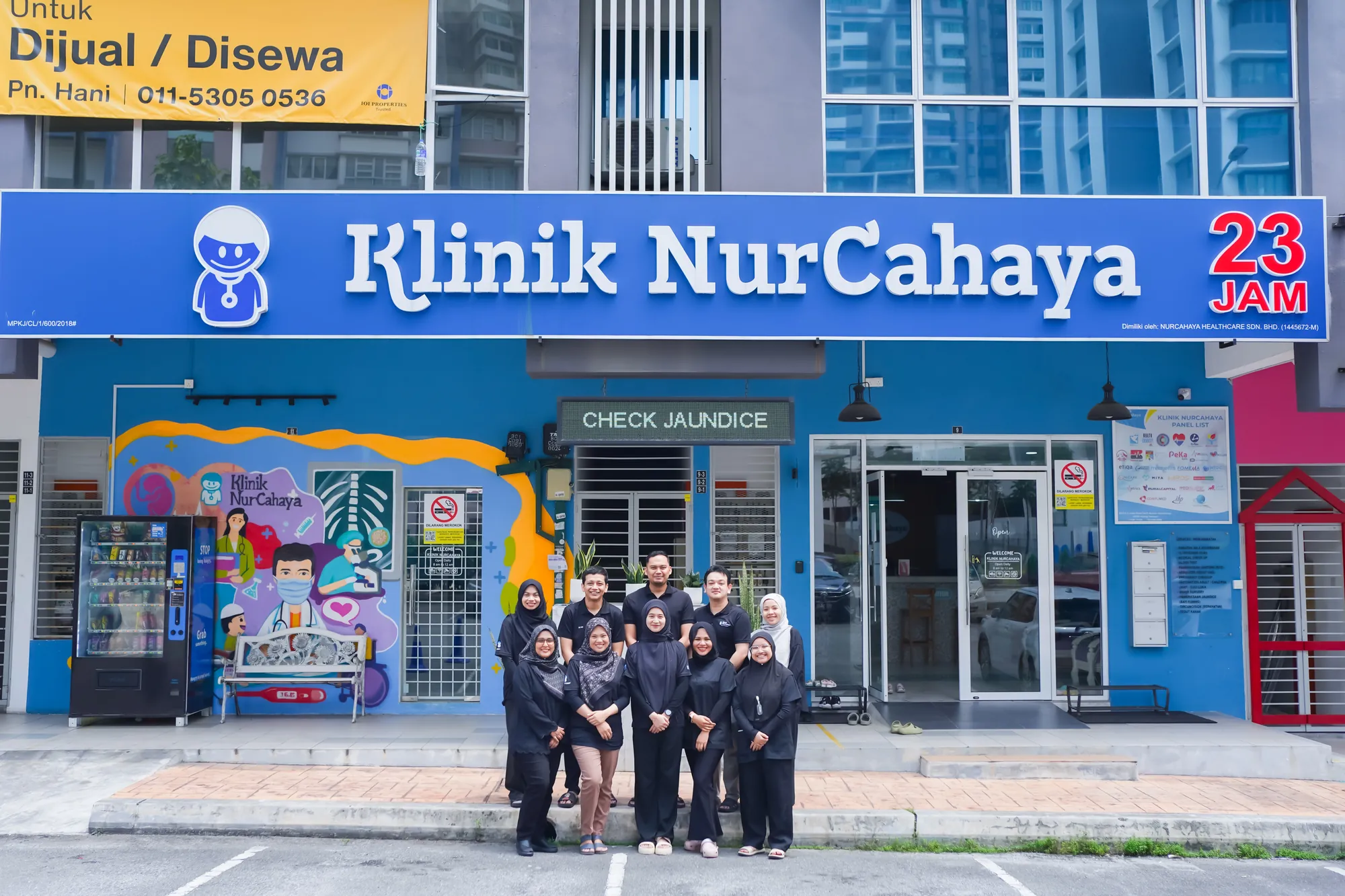 Bahagian hadapan Klinik NurCahaya 23 Jam di Bandar Puteri Bangi bersama kakitangan klinik